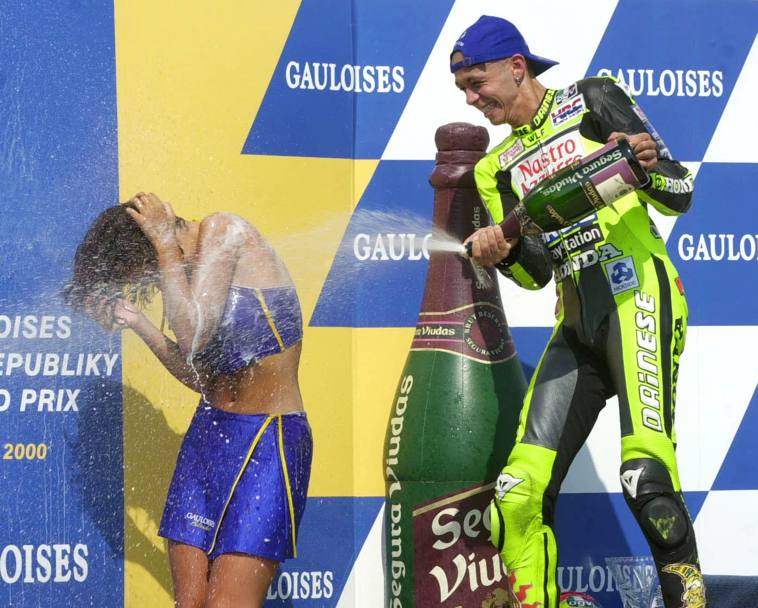 Brno 2000: Rossi fa la doccia a una hostess. Ap